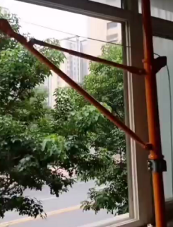 裝修工人用室內(nèi)吊運機翻新老房子